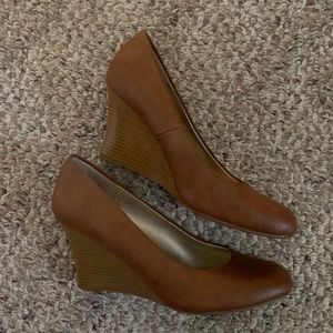 Tan Dexter heels. Worn once size 8